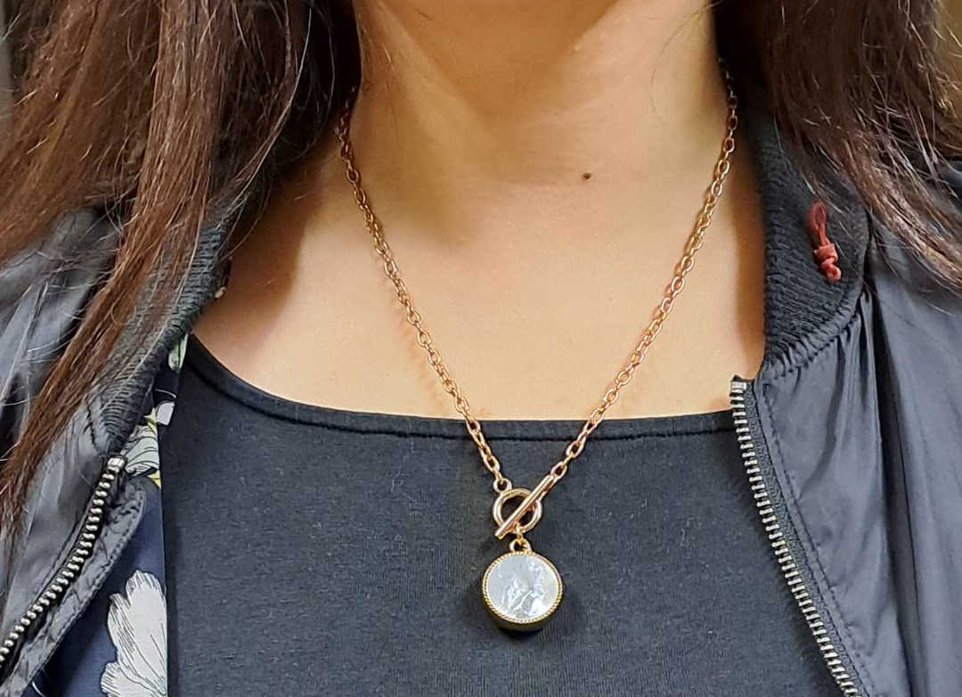 Connected mother of pearl pendant with an alarm system connected to the mobile phone network. 